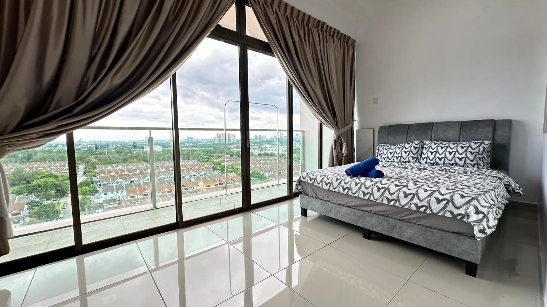 Palazio Serviced Apartment In Mount Austin Near Aeon Ikea Toppen Hsi Johor Bahru 0*,